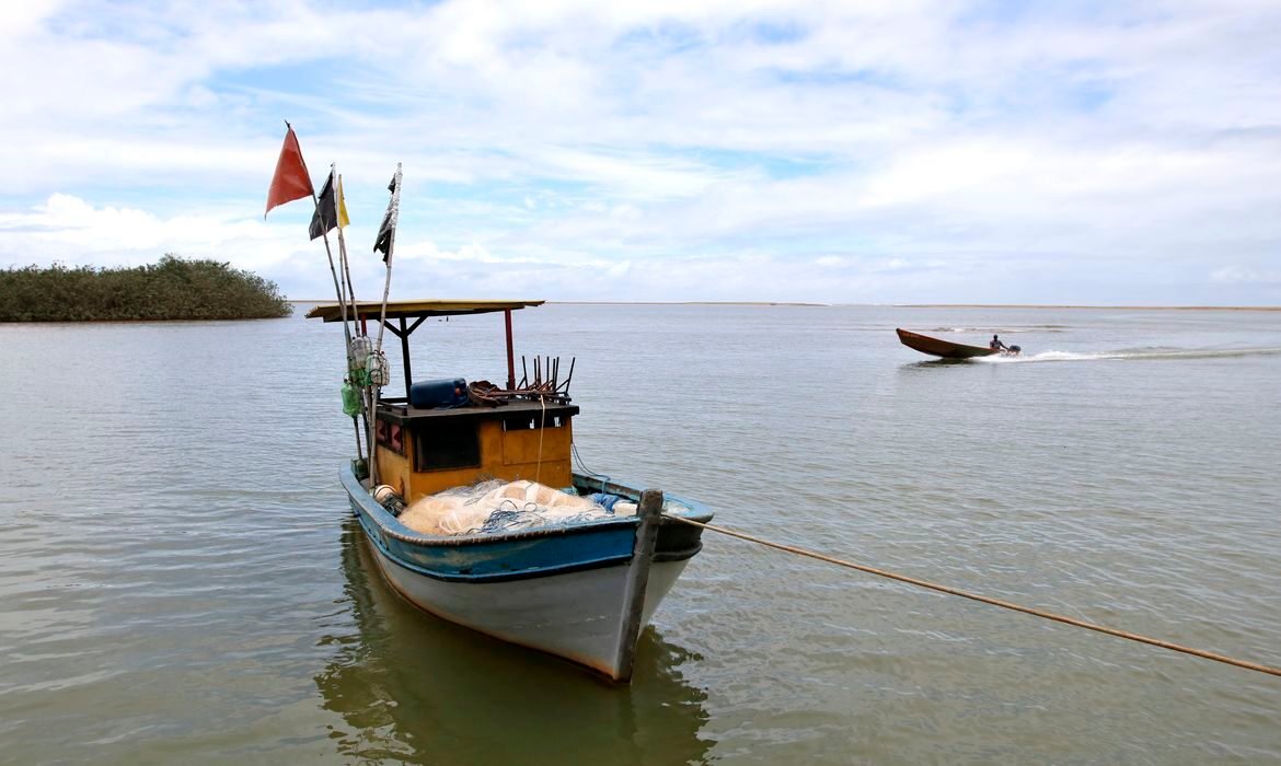 Pesca marinha na foz do Rio Doce é liberada após uma década