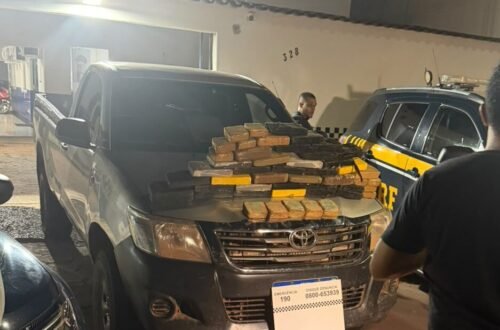 PM e PRF apreendem mais de 40 quilos de drogas escondidos em fundo falso de caminhonete