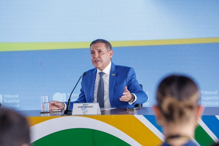 Presidente do TSE diz não ter sinais de interferência estrangeira e registra substituição de 1.121 urnas