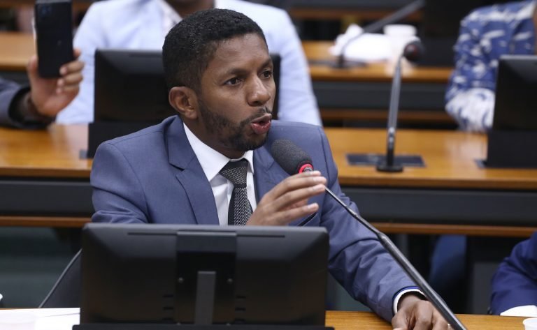 Projeto cria política nacional de apoio a crianças e adolescentes neurodivergentes