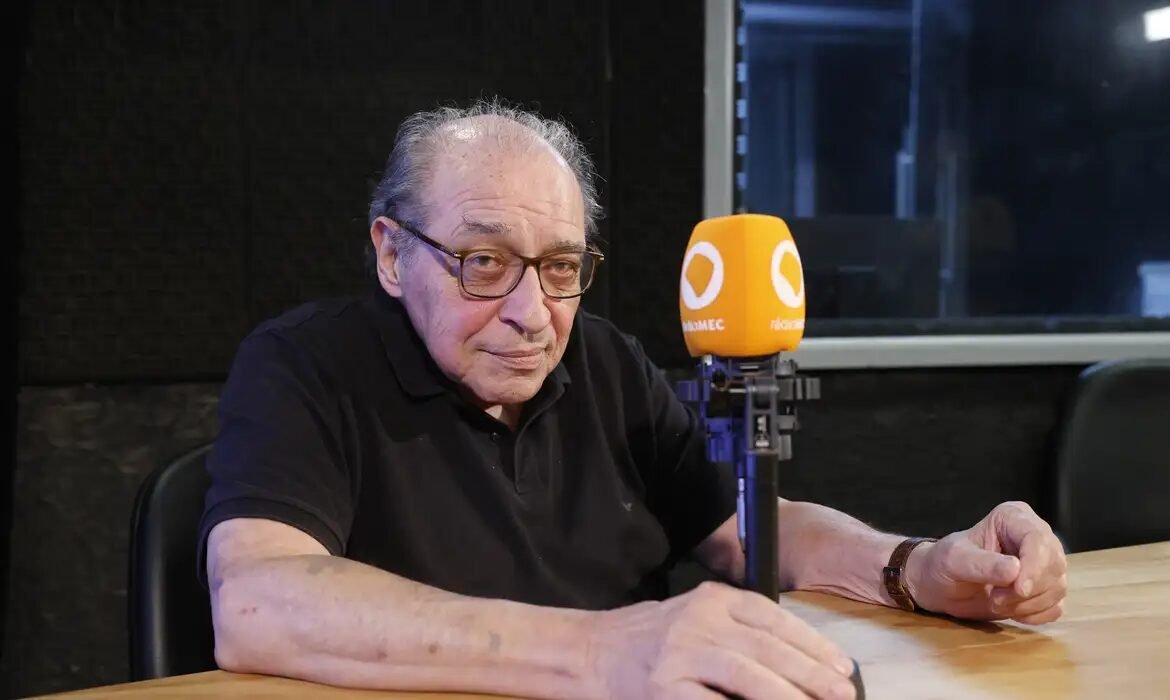 Rádio mec estreia nova série sonora com ruy castro
