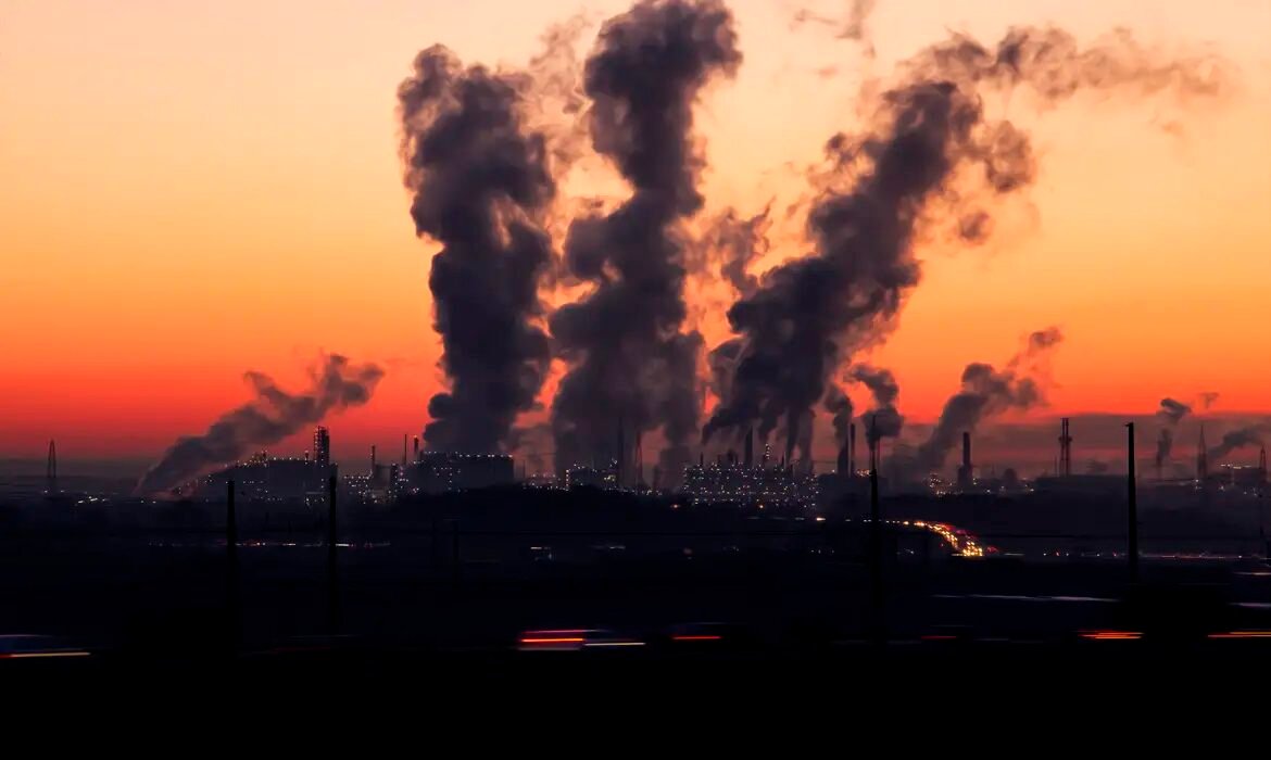 Super-ricos geram mais poluição e lucram com desastres climáticos