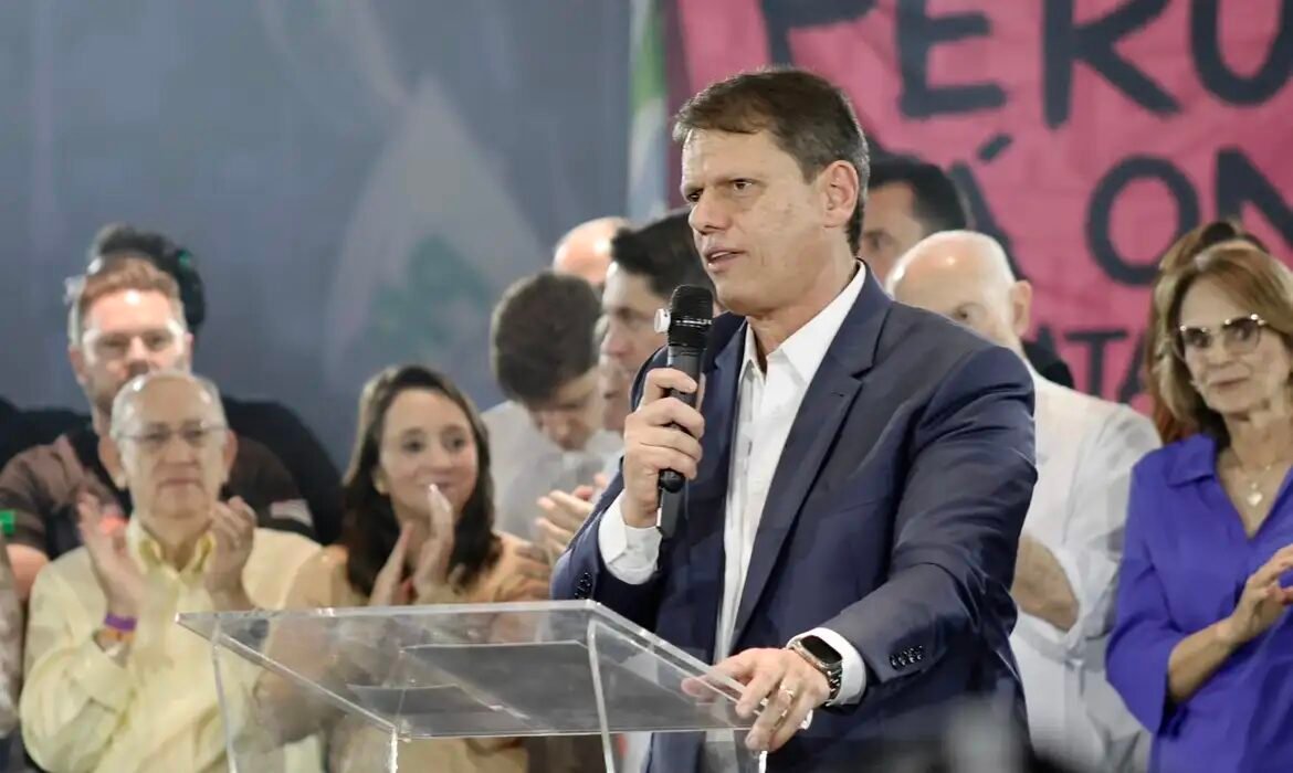 Tarcísio de Freitas vence eleição e garante novo mandato em SP