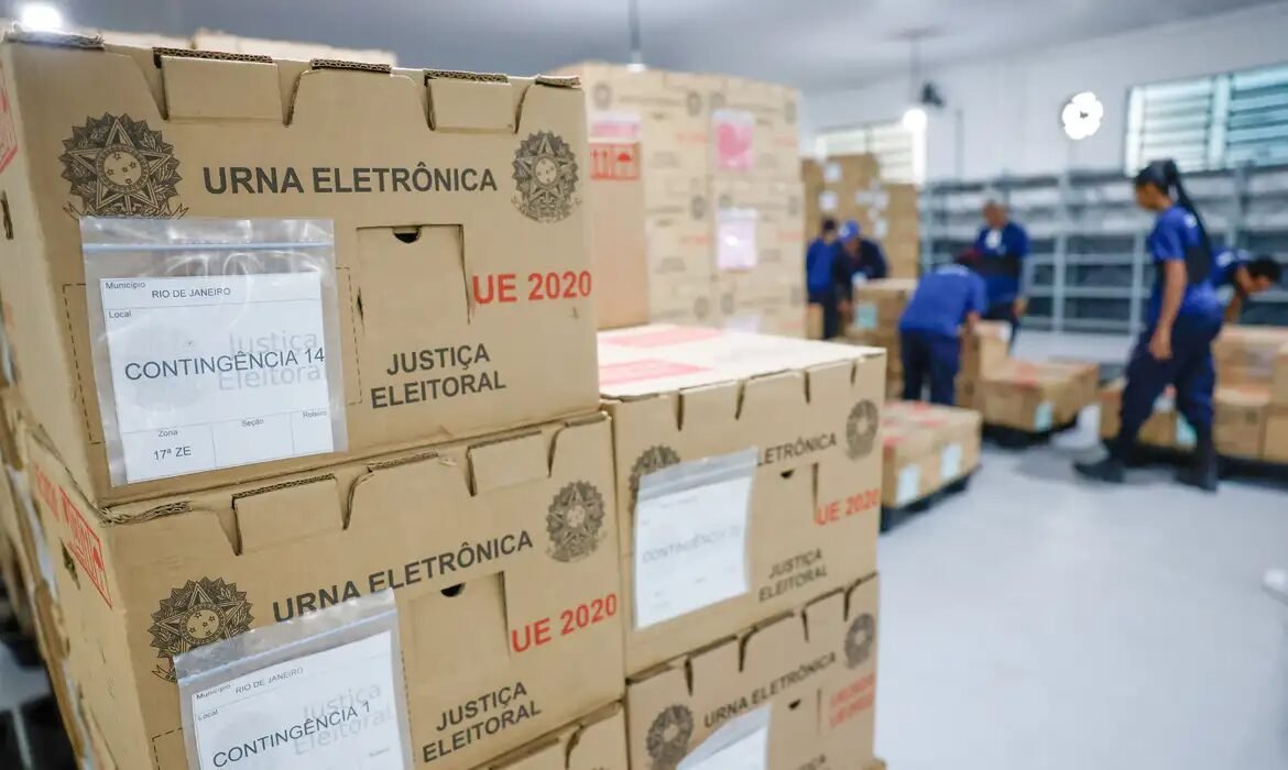 Tribunais eleitorais finalizam transporte e preparação de urnas para o pleito