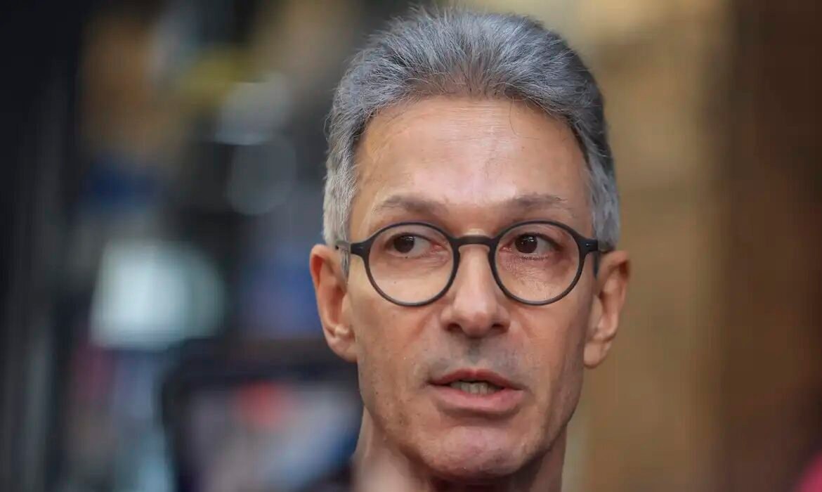 Tribunal eleitoral mineiro investigará uso de celular por Zema na urna